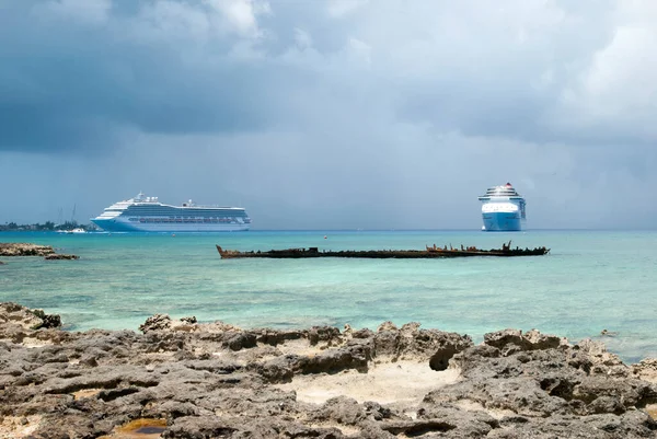 Pohled Dvě Výletní Lodě Plující Poblíž George Town Ostrově Grand — Stock fotografie