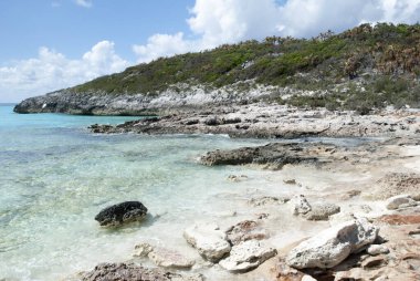 Son fırtınadan sonra tüm kumları yıkanmış Half Moon Cay adası plajı (Bahamalar).