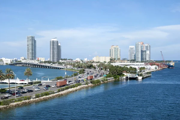 View Macarthur Causeway Stretching Main Channel Miami Beach Skyline Background — Stockfoto