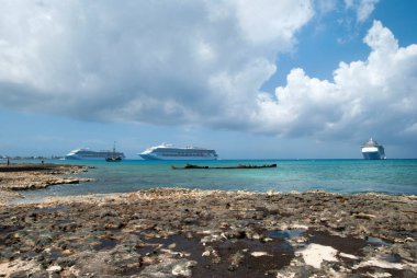Büyük Cayman Adaları 'nda (Cayman Adaları) George Town yakınlarında sürüklenen yolcu gemilerinin görüntüsü).