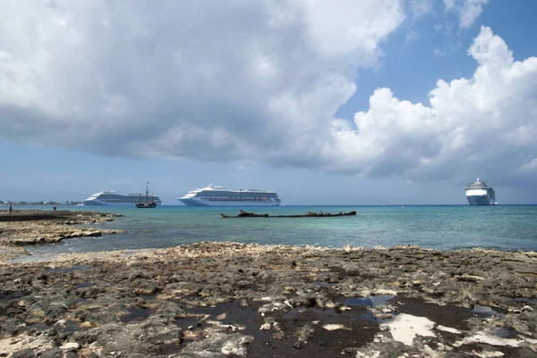 Vista Los Cruceros Deriva Cerca George Town Gran Caimán Islas — Foto de Stock