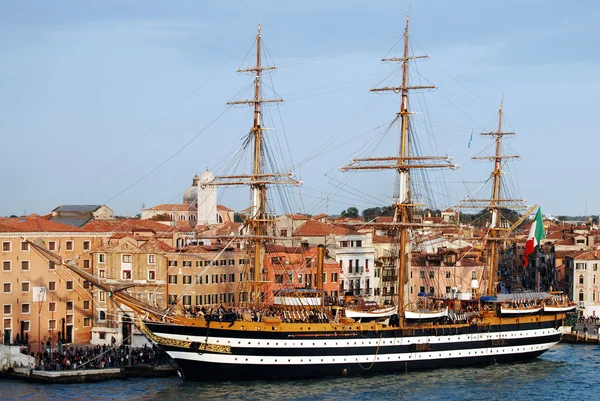 Historiallinen alus Venetsiassa — kuvapankkivalokuva