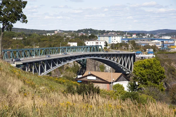 Rückwärts fallende Brücke — Stockfoto