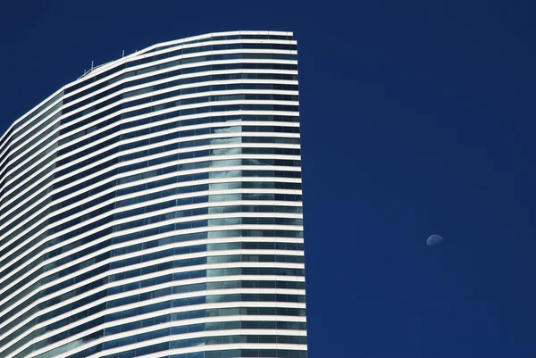 Rascacielos y la Luna — Foto de Stock