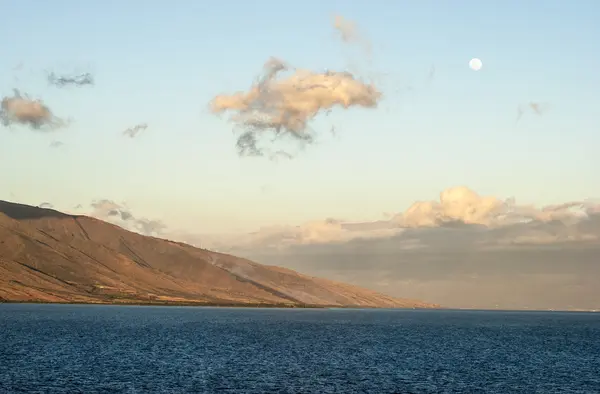 Лунный восход над Мауи — стоковое фото