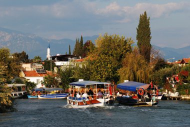 Dalyan nehir boyunca
