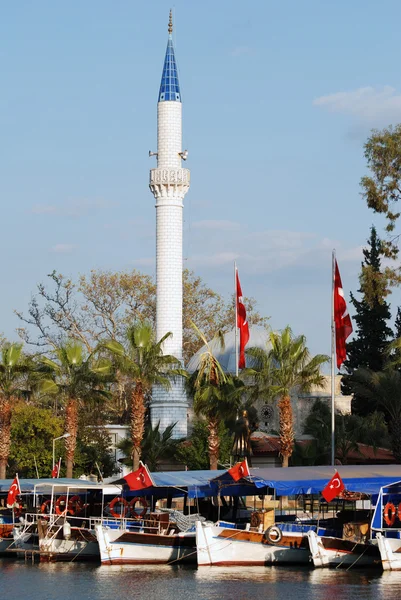 Bandeiras em torno de minarete — Fotografia de Stock