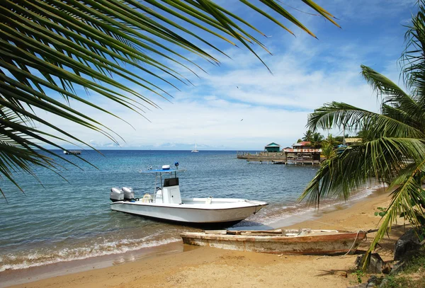Barco cerca de la playa — Foto de Stock