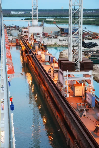 Verlassen der Werft — Stockfoto