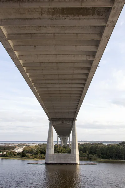 Pod mostem — Zdjęcie stockowe