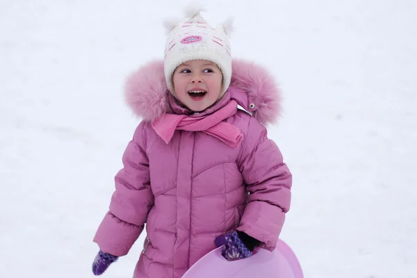Enfant jouant en hiver — Photo