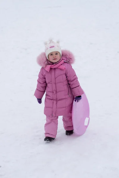 Дитина грає взимку — стокове фото
