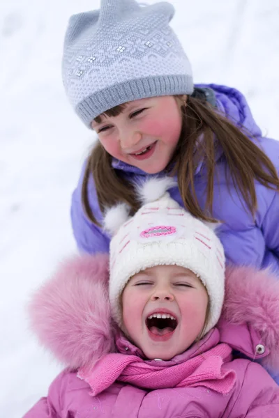 Deux petites filles en hiver — Photo