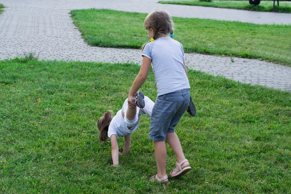 Çocuklar çimlerde oyun