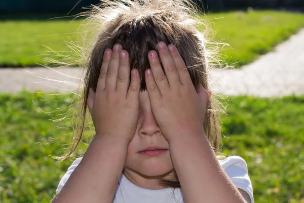 Little girl crying — Stock Photo, Image