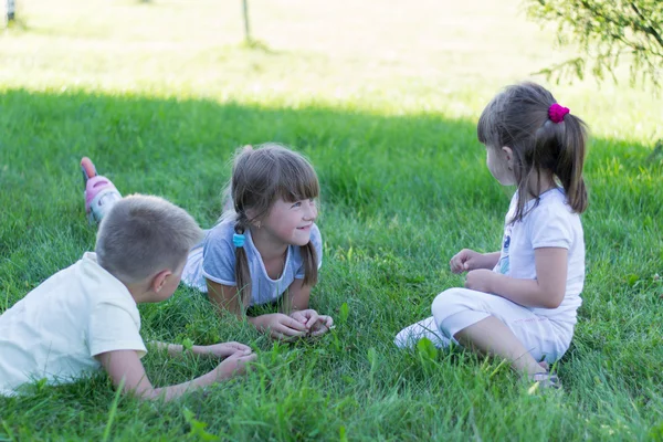 Děti si hrají na trávě — Stock fotografie