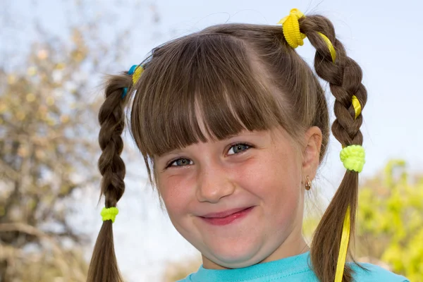 Kleines Mädchen im Park — Stockfoto