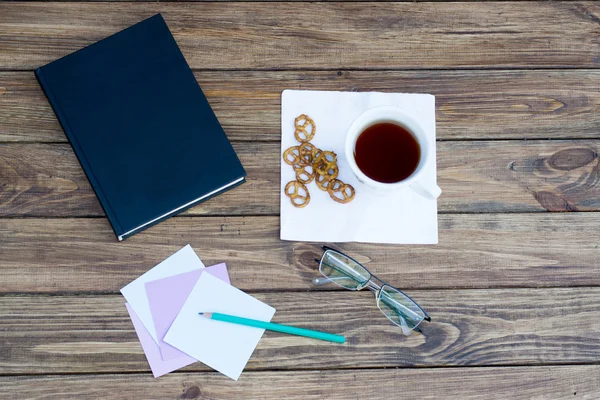 çay ve masanın üzerine bir kitap