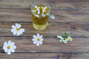 çay papatya çiçeği ile