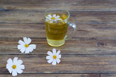 çay papatya çiçeği ile