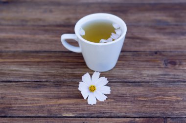 çay papatya çiçeği ile