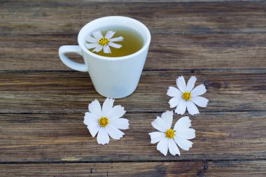çay papatya çiçeği ile