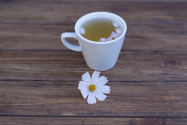 çay papatya çiçeği ile