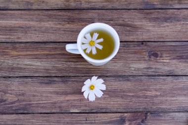 çay papatya çiçeği ile