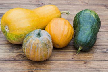 Masanın üzerine sarı kabak