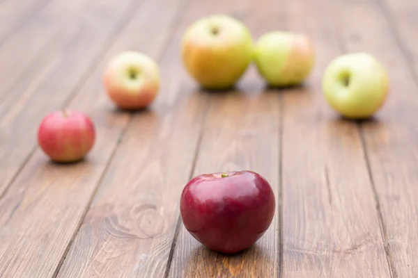 Várias maçãs em um contexto de madeira — Fotografia de Stock