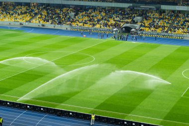 Maç öncesi bir futbol stadyumunda Çim Sulama