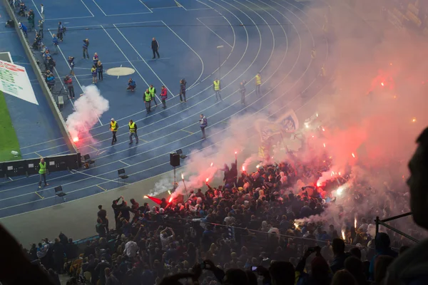 Aficionados al fútbol celebran la victoria con fuegos artificiales durante un partido de fútbol —  Fotos de Stock