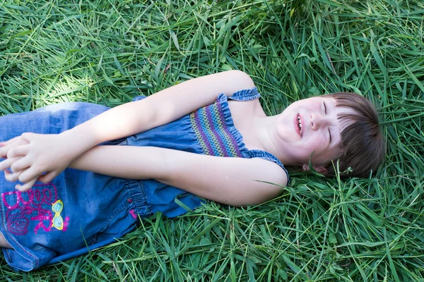 Menina alegre na grama — Fotografia de Stock