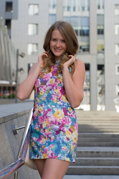 Schönes Mädchen, das auf einer Straße der Stadt steht — Stockfoto