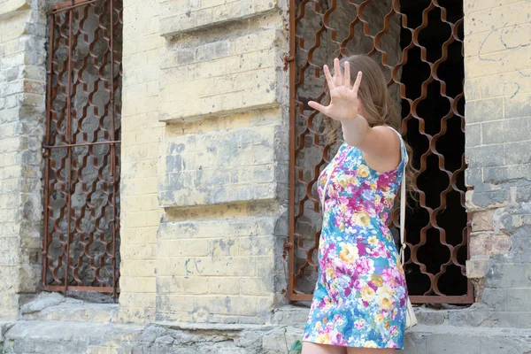 Chica cerca de una casa abandonada —  Fotos de Stock