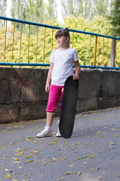 Menina em um skate — Fotografia de Stock