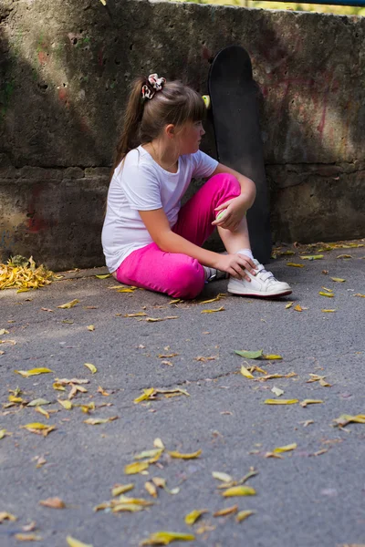 Meisje van de baby op een skateboard — Stockfoto