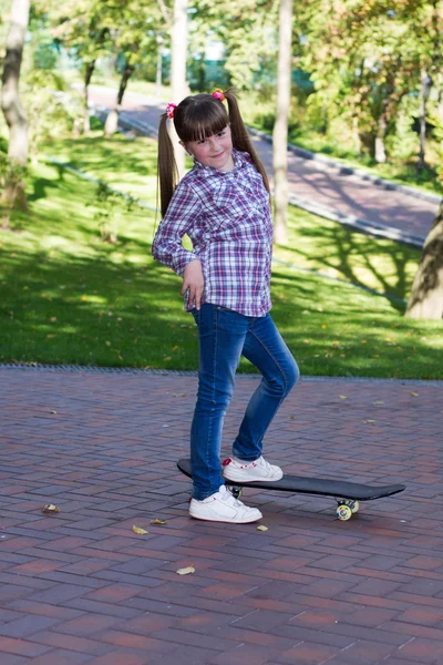 Chica con coletas en jeans — Foto de Stock