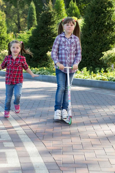 Twee kleine meisjes in het park — Stockfoto