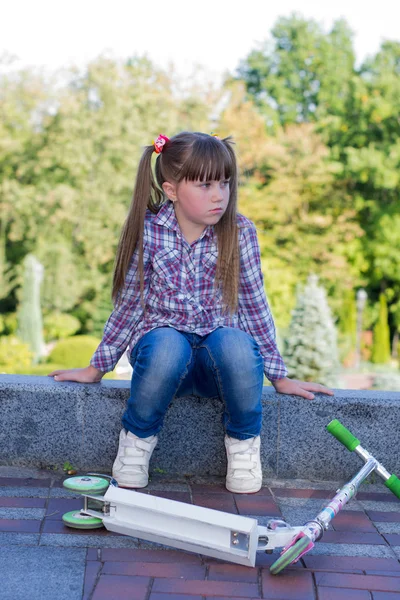 Klein meisje in het park — Stockfoto