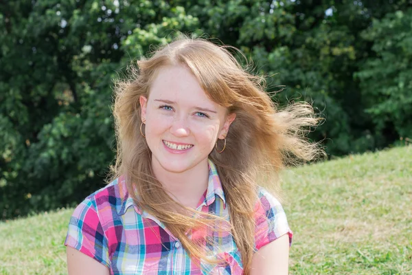 Jong meisje in het park — Stockfoto