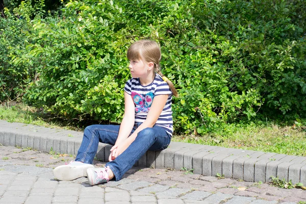 Klein meisje in het park — Stockfoto