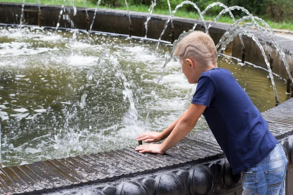 Chłopiec przy fontannie — Zdjęcie stockowe