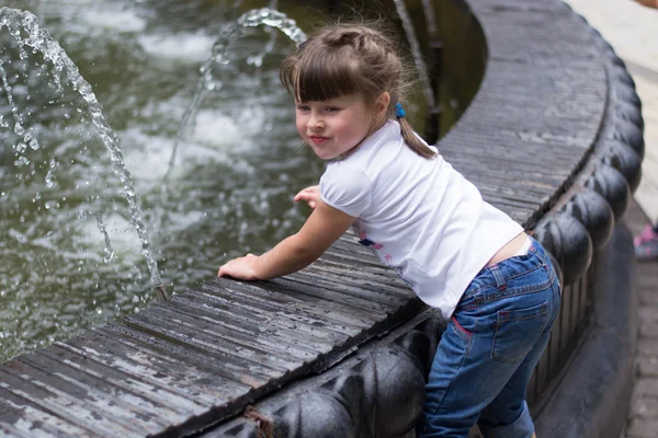 Dziewczyna w fontannie — Zdjęcie stockowe