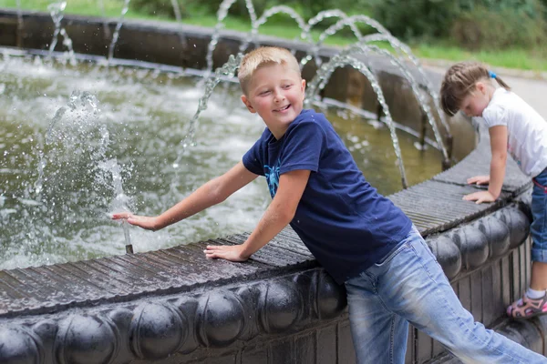 Kinderen bij de fontein — Stockfoto