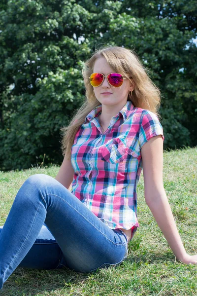Молодая девушка в парке — стоковое фото