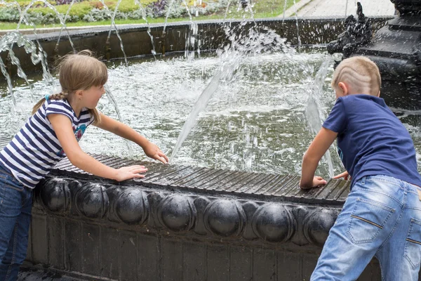 Kinderen bij de fontein — Stockfoto