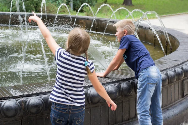 Kinderen bij de fontein — Stockfoto