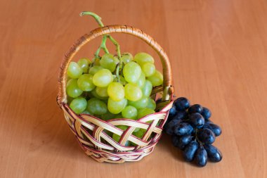 küçük sepet üzüm ile