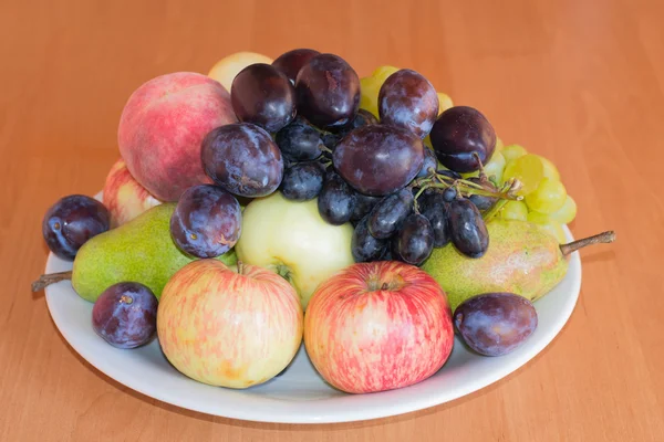 Prato de frutas — Fotografia de Stock